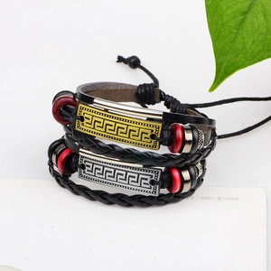 Braccialetti in pelle impilati con motivo a meandro greco e perle in legno rosse