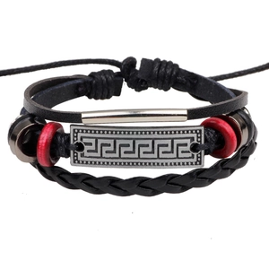 Bracciale multistrato in pelle da uomo con motivo greco e perline di legno rosse
