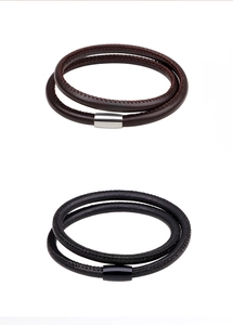 Detail eines mehrlagigen Lederarmbandes mit Magnetverschluss und feinen Nähten aus Schafleder