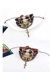 Detailsicht des mehrlagigen Lederarmbands mit Kreuzanhänger und Vintage-Holzperlen