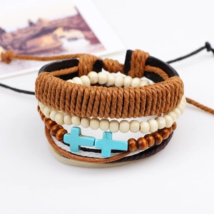 Bracelet bohème multicouche en cuir avec perles en bois et croix turquoise