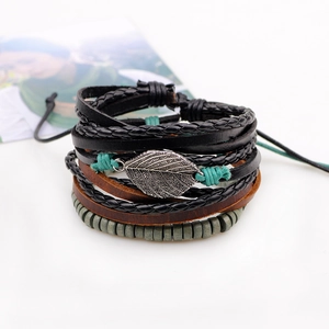 Mehrlagiges geflochtenes Lederarmband mit einem Vintage-Silberblatt und Holzperlen