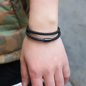 Zweilagiges schwarzes geflochtenes Schafsleder-Armband mit mattem Magnetverschluss