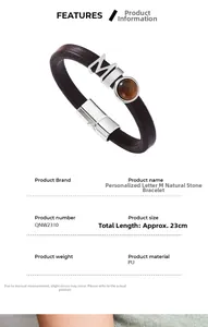Détail du bracelet en cuir marron avec lettre M argentée et perle de pierre œil de tigre