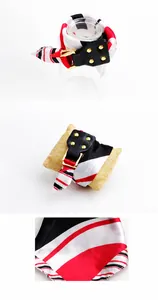 Détail d'un foulard en satin rayé rouge et noir avec boucle en cuir à rivets noirs