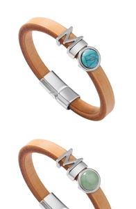 Détail du bracelet en cuir avec breloque lettre M en métal et pierre turquoise