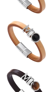 Détail de bracelets en cuir avec pendentifs lettre M et pierres d'œil de tigre naturelles