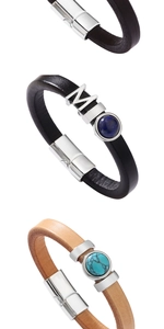 Détail de bracelets en cuir avec breloque lettre M, pierres turquoise et fermoirs