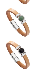 Vue détaillée des bracelets en cuir avec des pierres d'aventurine verte et d'agate noire