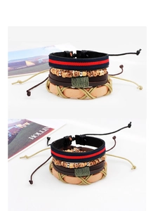 Détail de bracelets vintage multicouches en cuir avec tresses et perles en bois