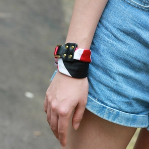 Bracelet foulard en soie géométrique avec détails en cuir et clous dorés