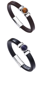 Détail de bracelets en cuir avec pierre d'oeil de tigre naturelle et fermoir magnétique