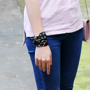 Modisches Armband aus schwarzem Leder und Satin mit goldenen Nieten und Schnalle