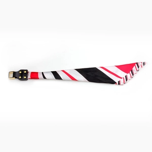 Écharpe élégante en soie à carreaux rouge et noir avec boucle cuir et rivets dorés