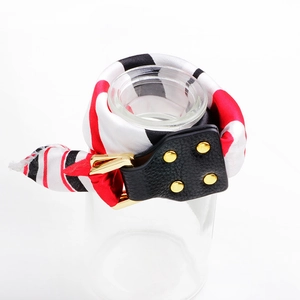Bracelet foulard en soie à rayures rouges et blanches avec cuir noir et rivets dorés