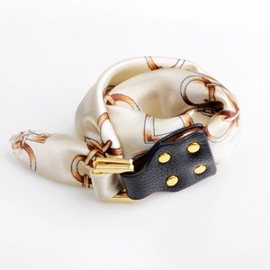 Modisches Seidenarmband in Creme mit goldenem Kettenmuster und schwarzem Lederakzent