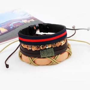 Bracelet multicouche en cuir rétro avec perles en bois et rayures tissées sur fond blanc