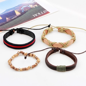 Lot de quatre bracelets vintage en cuir tressé avec perles en bois et bandes tissées