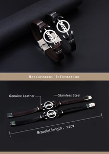 Détail de la breloque en acier inoxydable gravée I Love You sur un bracelet en cuir