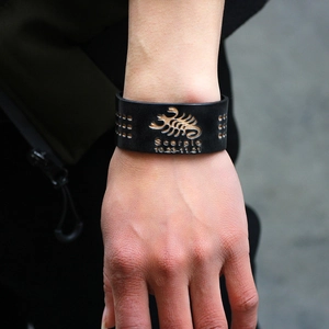 Scorpio Sternzeichen breites schwarzes Lederarmband mit goldener Gravur für Damen und Herren