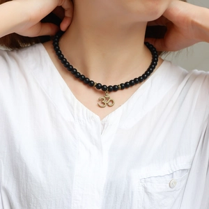 Bracelet Ethnique Fait Main en Pierre Noire Mate avec Pendentif Tête de Bouddha et Symbole Om pour Hommes Femmes Bijoux Yoga