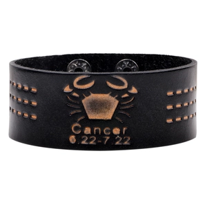 Breites schwarzes Lederarmband Sternzeichen Krebs mit Prägung und verstellbaren Druckknöpfen