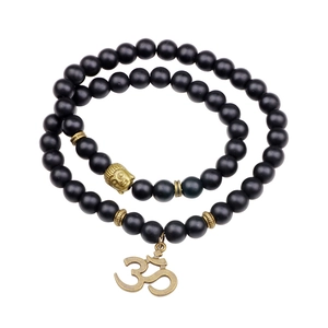 Bracelet ethnique en perles noires mates avec tête de bouddha dorée et pendentif Om