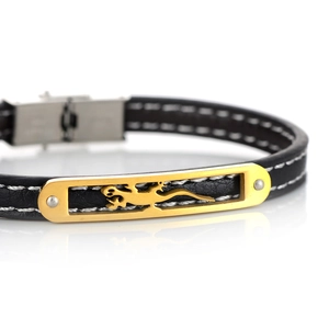 Détail du bracelet en cuir avec plaque gecko dorée et coutures blanches