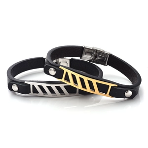 Dettaglio del bracciale da uomo in pelle con piastra geometrica in acciaio inox e rivetti
