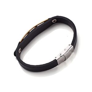 Dettaglio di bracciale in pelle nera con chiusura in acciaio argento e inserti dorati