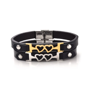 Dettaglio di bracciale in pelle con ciondoli a doppio cuore e chiusura in acciaio inox