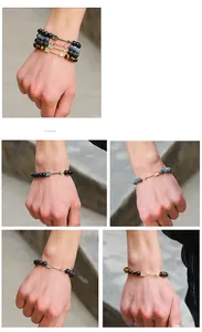 Détail de bracelets perlés réglables avec œil de tigre, agate et breloques flèche