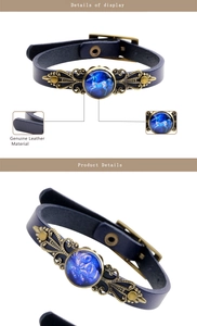 Détail du bracelet vintage en cuir bleu avec base en bronze du zodiaque et motif en verre