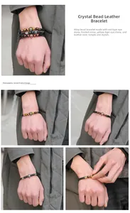 Détail de bracelets en œil de tigre et cuir avec breloques tête de loup en alliage