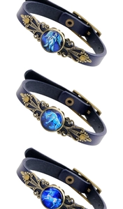 Détail de bracelets en cuir bleu rétro avec breloques des signes du zodiaque en bronze