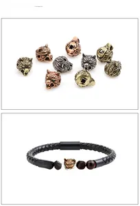 Détail du charm tête de loup sur bracelet en cuir tressé et œil de tigre rouge