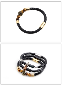 Detail eines Herren-Lederarmbands mit Tigerauge-Perlen und Spartan-Helm-Anhänger