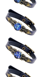 Détail de bracelets de zodiaque en cuir vintage avec charmes en bronze et verre bleu