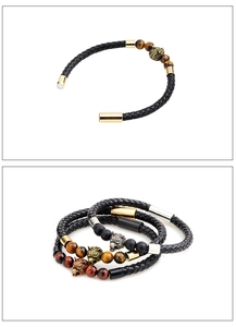Détail d'un bracelet en cuir tressé pour homme avec tête de loup et perles en oeil de tigre