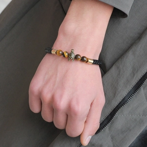 Herren Lederarmband mit Römischem Helm, Tigeraugen Perlen und schwarzer Kordel