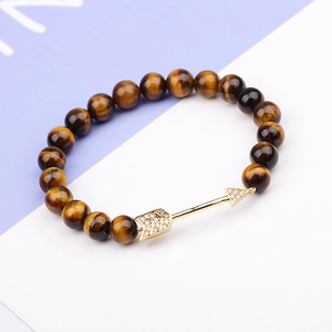 Bracelet en œil de tigre avec pendentif flèche dorée et accents étincelants en zircon