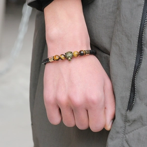 Bracelet pour homme en cuir avec perles d'œil de tigre et tête de loup en bronze sur modèle