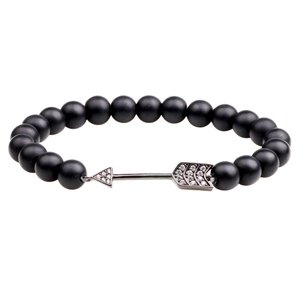 Bracelet de perles noires mates avec un pendentif en forme de pointe de flèche en zircone