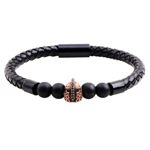 Bracciale in pelle intrecciata da uomo con perle opache e ciondolo elmo spartano