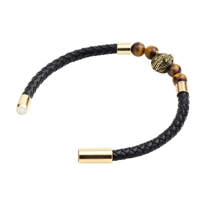 Bracelet pour homme en cuir tressé avec perles d'œil de tigre et charm tête de lion dorée