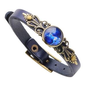 Bracelet rétro en cuir Sagittaire avec breloque zodiaque bronze sur fond blanc