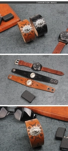 Détail de bracelets en cuir vintage avec totems embossés et clous en métal argenté