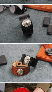 Détail de bracelets en cuir embossé avec boucle en métal tournesol en noir et marron foncé