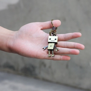 Porte-clés robot vintage en bronze avec lanière en cuir véritable et style industriel