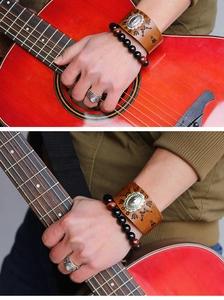 Gros plan sur le bracelet en cuir marron à totem et l'ensemble de bijoux pour homme